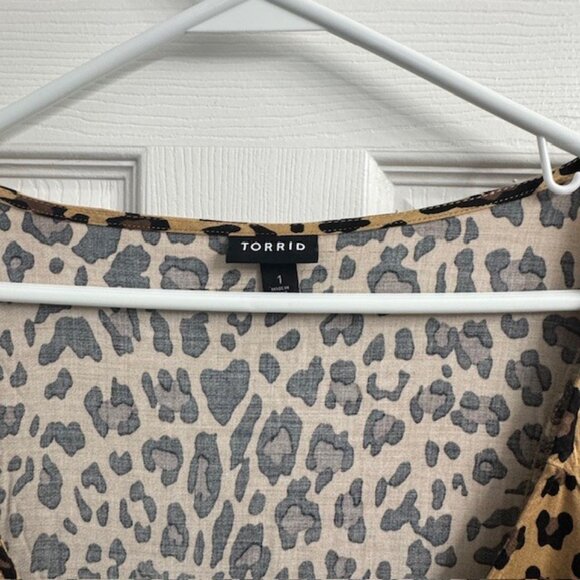 Torrid Women's Fit & Flare Blouse - Stretch Challis Leopard Print -Size 1- NWOT - Picture 3 of 8
